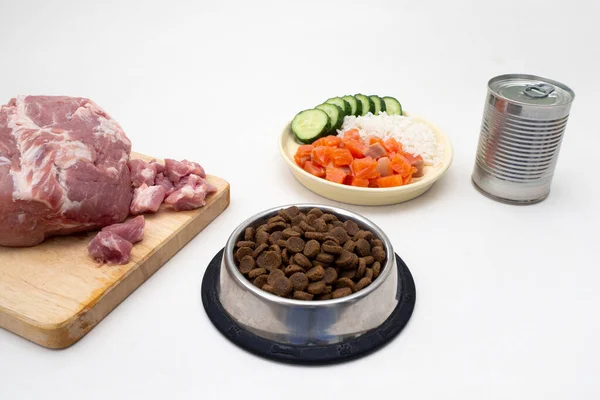 Hundmat Inkluderar Torr Pellets Och Konserverad Mat Tillsammans Med Naturlig — Stockfoto