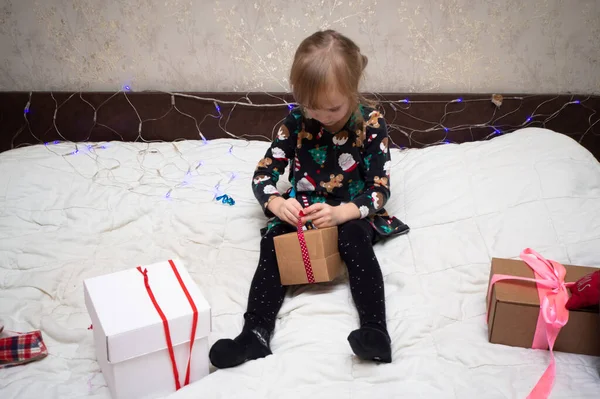 Menina Embrulhando Uma Caixa Presente Com Fita Para Aniversário Natal — Fotografia de Stock