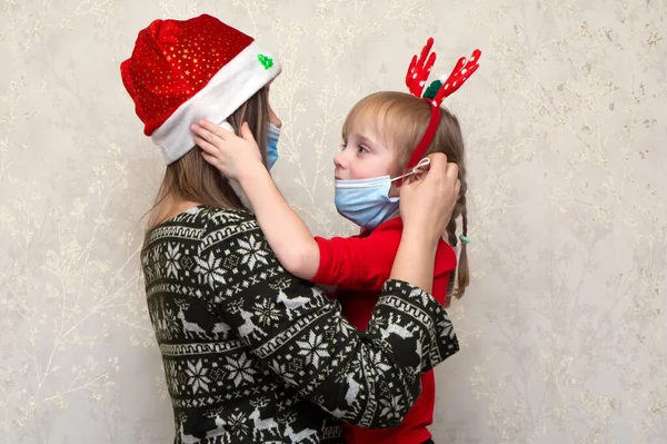 Família Mãe Filha Máscaras Protetoras Quarentena Nas Férias Natal Chapéu — Fotografia de Stock