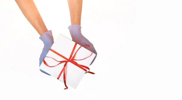 Mannelijke Handen Medisch Blauwe Handschoenen Houden Geschenkdoos Met Rood Lint — Stockfoto