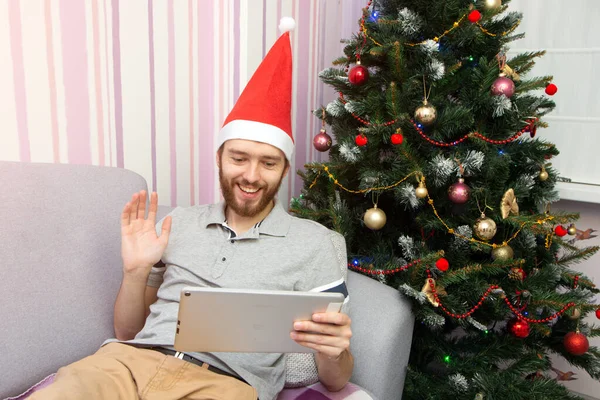 Félicitations Ligne Noël Homme Souriant Près Arbre Noël Aide Une — Photo