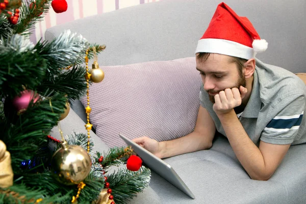 Félicitations Ligne Noël Homme Souriant Près Arbre Noël Aide Une — Photo