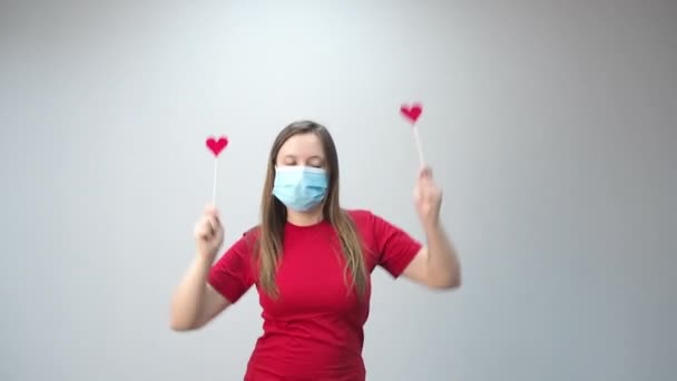 Portret Młodej Pięknej Kochającej Kobiety Masce Medycznej Trzymającej Czerwone Serce — Wideo stockowe
