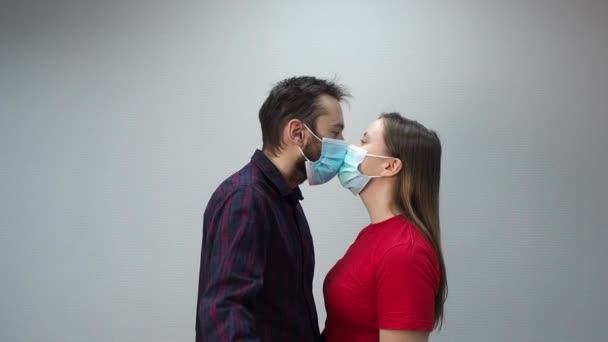 Jovem Casal Máscaras Médicas Protetoras Beijando Cobrir Coração Papel Vermelho — Vídeo de Stock