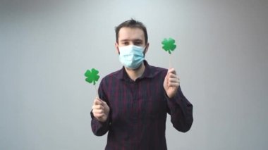 Yoncayla dans eden adam, Aziz Patrick Günü, tıbbi koruyucu maskeli, pandemik bayram 2021