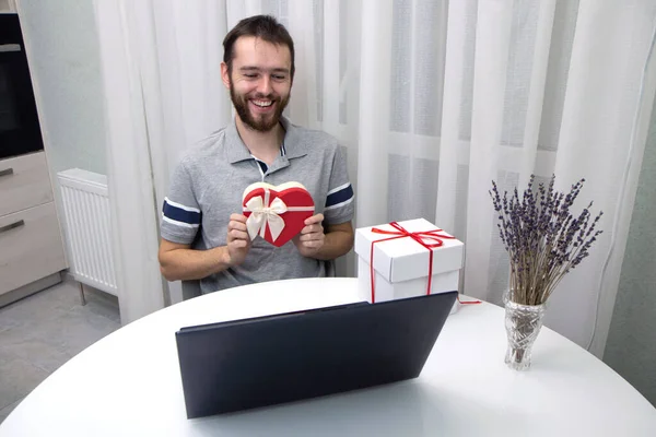 Mann Mit Geschenk Und Laptop Valentinstag Online Urlaub Remote Feier — Stockfoto
