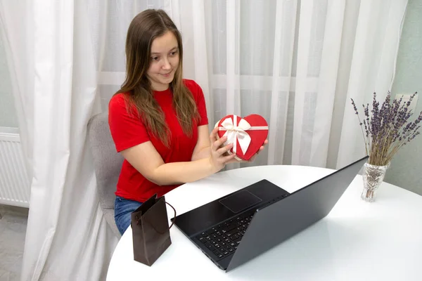 Donna Con Regalo Laptop San Valentino Vacanza Online Celebrazione Remota — Foto Stock