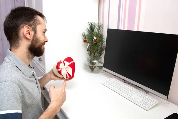 Joven Feliz Con Regalo Delante Computadora Portátil Durante Videollamada Chat —  Fotos de Stock