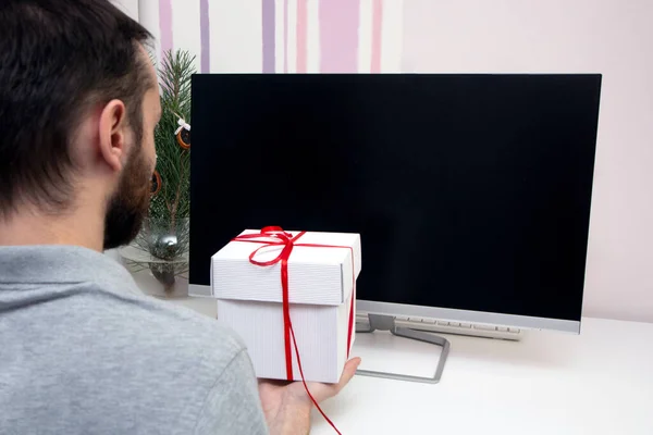 Glücklicher Junger Mann Mit Geschenk Vor Dem Laptop Während Eines — Stockfoto