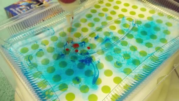 Kind mit Vater fertigt Marmormuster mit Farbe und Pinsel auf Wasseroberfläche. Ebru-Kunst — Stockvideo