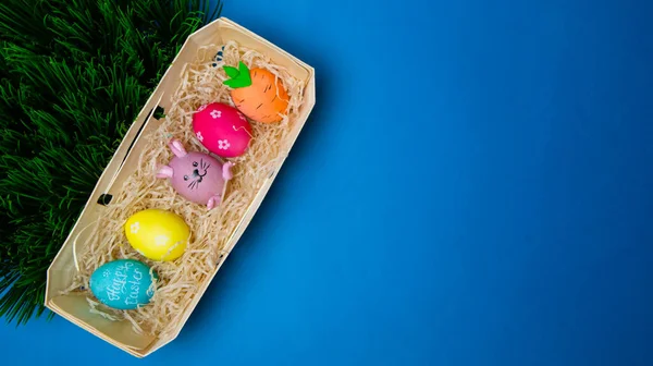 Close Colored Painted Easter Eggs Lie Hay White Tray Stylish — Stock Photo, Image