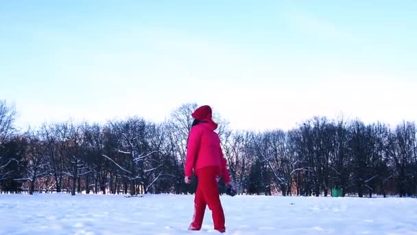 Onherkenbaar Persoon Giet Warm Water Lucht Zonnige Winterdag Kokend Water — Stockvideo