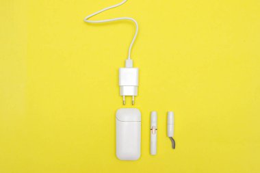 Yeni nesil elektronik sigara ve pil, sarıya ısıtıcılar. Isıtma tütün sistemi. Yaklaş, düz yat.