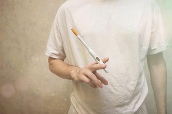 Мужчина Сочетает Себе Классическую Никотиновую Сигарету Гибридное Электронное Бездымное Сигаретное — стоковое фото