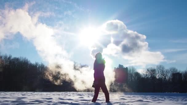 Αγνώριστο Άτομο Που Ρίχνει Ζεστό Νερό Στον Ουρανό Ηλιόλουστη Χειμωνιάτικη — Αρχείο Βίντεο
