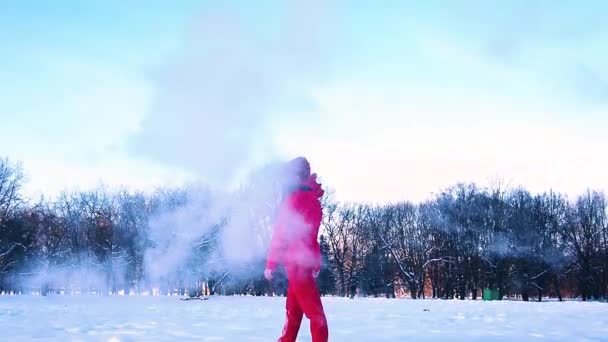 Oigenkännlig Person Häller Varmt Vatten Upp Himlen Solig Vinterdag Kokande — Stockvideo