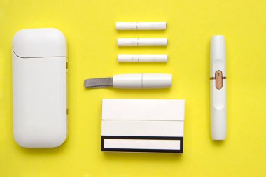 Yeni nesil elektronik sigara ve pil, sarıya ısıtıcılar. Isıtma tütün sistemi. Yaklaş, düz yat.