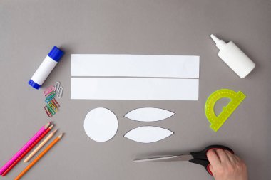 Paskalya tavşanı maskesi nasıl yapılır? Diy konsepti. Adım adım fotoğraf talimatları. Dördüncü adım, düz yat.