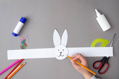 Paskalya tavşanı maskesi nasıl yapılır? Diy konsepti. Adım adım fotoğraf talimatları. 7. adım düz yat.