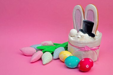 Boyalı yumurtaları ve renkli laleleri olan yaratıcı Paskalya pastası..