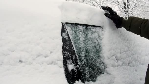 Omul Îşi Curăţă Maşina Mâna Zăpadă Persoană Care Spală Zăpada — Videoclip de stoc