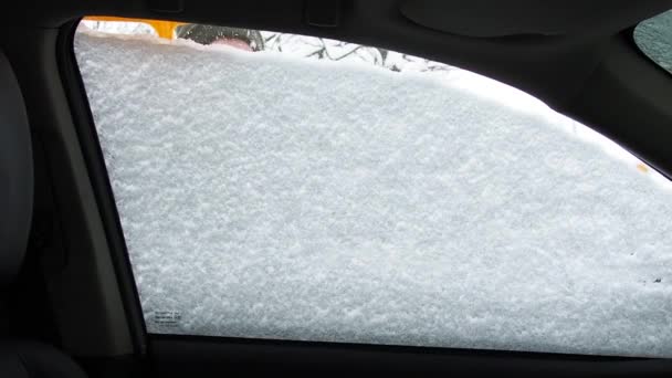 男は雪のブラシで車をきれいにした 冬に車から新雪をブラッシングする人 スローモーション — ストック動画