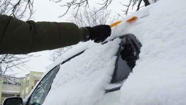 Человек Моет Свою Машину Щеткой Снега Человек Чистящий Снег Машины — стоковое видео