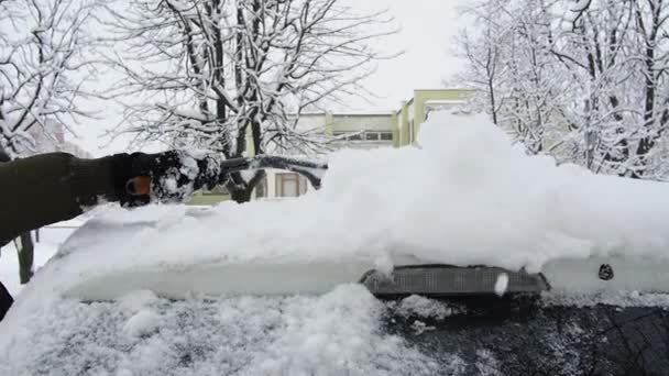 人从雪地上用刷子刷洗他的车.人们在冬天从车上刷新雪 — 图库视频影像