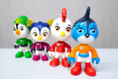 Minsk, Belarus - 31 Ocak 2021: Üst Kanat takımı arka arkaya ayakta. Animasyon serisinin kahramanlarının minyatürleri