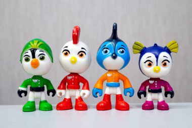 Minsk, Belarus - 31 Ocak 2021: Üst Kanat takımı arka arkaya ayakta. Animasyon serisinin kahramanlarının minyatürleri