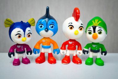 Minsk, Belarus - 31 Ocak 2021: Üst Kanat takımı arka arkaya ayakta. Animasyon serisinin kahramanlarının minyatürleri