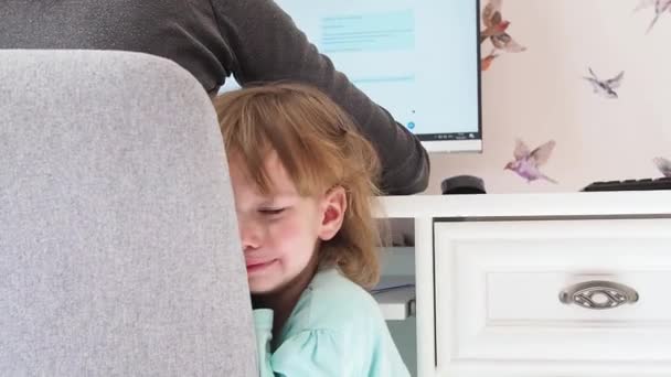 Piangere Bambina Attira Attenzione Sua Madre Che Lavora Computer Concetto — Video Stock