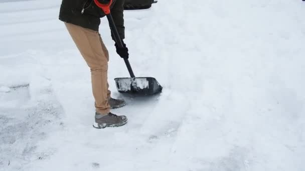 Man Med Spade Tar Bort Snö Städa Området Nära Huset — Stockvideo