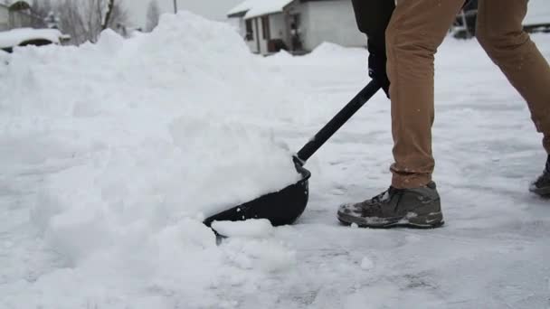 Uomo Con Una Pala Rimuove Neve Pulire Area Vicino Alla — Video Stock