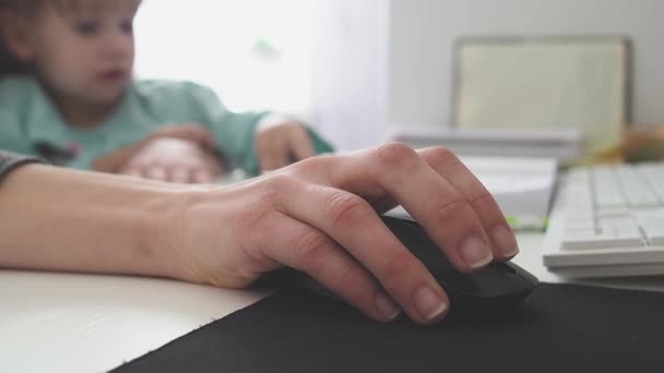 Mãe Multi Tarefa Segurando Menina Criança Usando Computador Casa Com — Vídeo de Stock