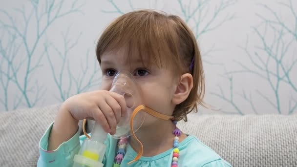 Zieke Meid Die Inhaleert Met Een Masker Haar Gezicht Baby — Stockvideo