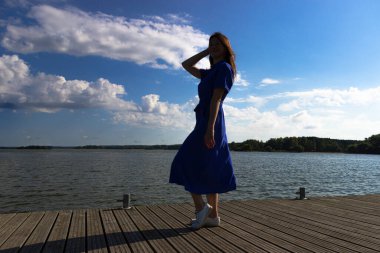 Güzel gündoğumunda sahilde dans eden kadının silueti. Doğal ışık ve karanlık. özgürlük ve mutluluk kavramı