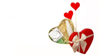 Kilitlenme Konseptinde Sevgililer Günü 'nü kutluyoruz. Evinde fotokopi odası vardı. Salgın sırasında asgari düzeyde Sevgililer Günü konsepti. Covid-19 ve evde karantinada kalmak.