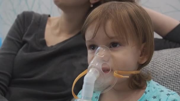 Niña Enferma Haciendo Inhalación Con Máscara Cara Bebé Hace Inhalación — Vídeos de Stock