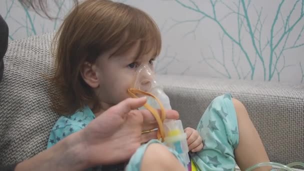 Niña Enferma Haciendo Inhalación Con Máscara Cara Bebé Hace Inhalación — Vídeos de Stock