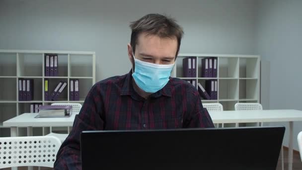 Τύπος Θόλωσε Επειδή Φορούσε Προστατευτική Ιατρική Μάσκα Ένας Άνθρωπος Εργάζεται — Αρχείο Βίντεο