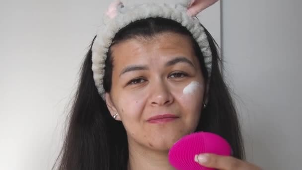 Mujer Limpieza Cara Utilizando Cepillo Silicona Facial Cosmética Procedimientos Cosméticos — Vídeo de stock