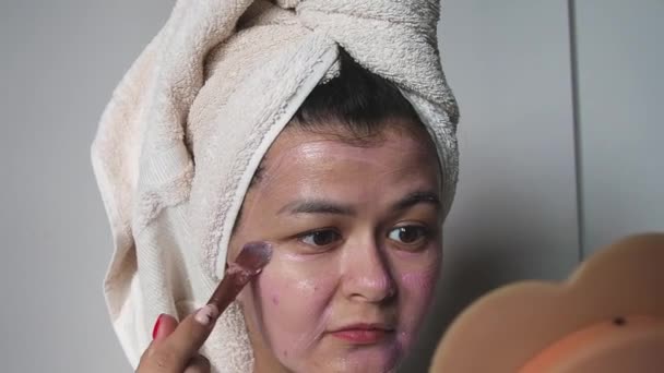 Donna Che Applica Una Maschera Cosmetica Idratante Viso Con Pennello — Video Stock