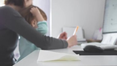 Anne birden fazla iş yapıyor, kızı tutuyor ve evde bilgisayar kullanıyor. Samimi özgün ve gerçek hayatta anne çalışıyor ve ebeveynlik yapıyor..