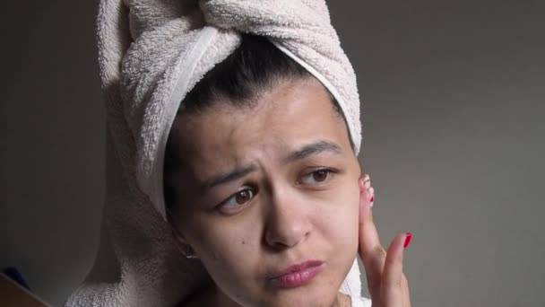 Donna sconvolta sconvolta con asciugamano sulla testa guardarsi allo specchio e sentirsi stressati per il problema della pelle del viso, preoccupato depresso ragazza toccare viso frustrato infastidito da brufolo acne blackhead — Video Stock