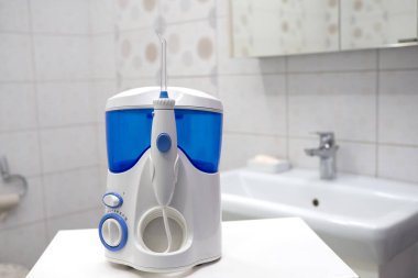 Ağız temizleme, banyo temizleme, modern alet. Ağız temizliği, banyo objeleri konsepti.