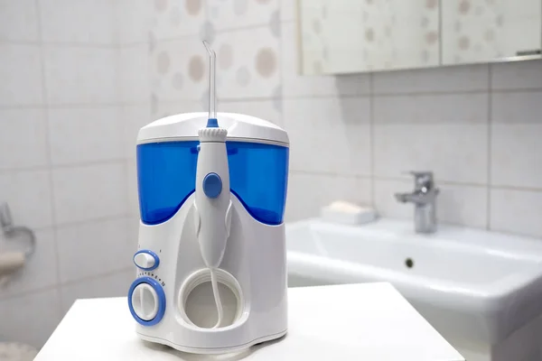 Ağız temizleme, banyo temizleme, modern alet. Ağız temizliği, banyo objeleri konsepti.