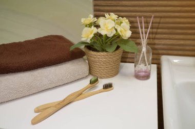 Sıfır atık banyoda havluyla bambu diş fırçası. Plastiksiz güzellik esasları. Çevre dostu ev