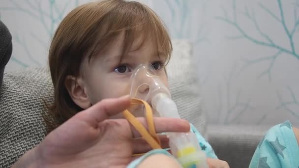 얼굴에마스크 들이쉬고 아기는 집에서 어머니와 신생아 호흡기를 사용하여 호흡을 — 비디오