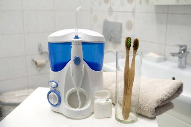 Banyoda diş temizleme aletleri. Bambu eko diş fırçalı bir diş ipi. Sıfır atık, sürdürülebilir banyo ve yaşam tarzı.